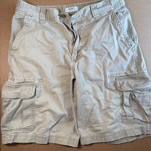 Vintage Old Navy 2006  Tan Cargo Shorts size 32, inseam 11